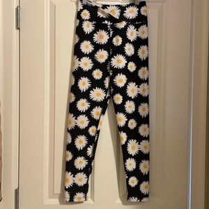 Daisy print leggings.